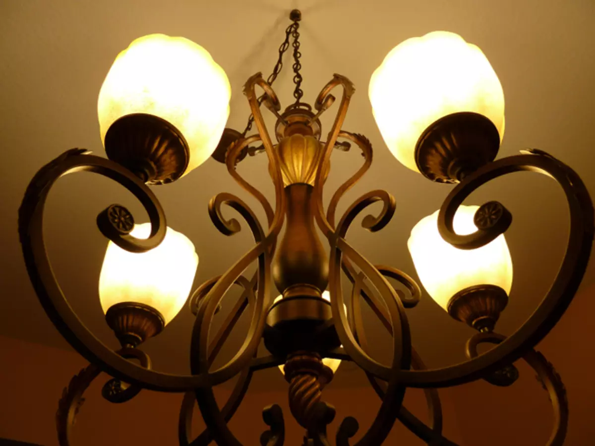 Kako objesiti svjetiljku na stropu?