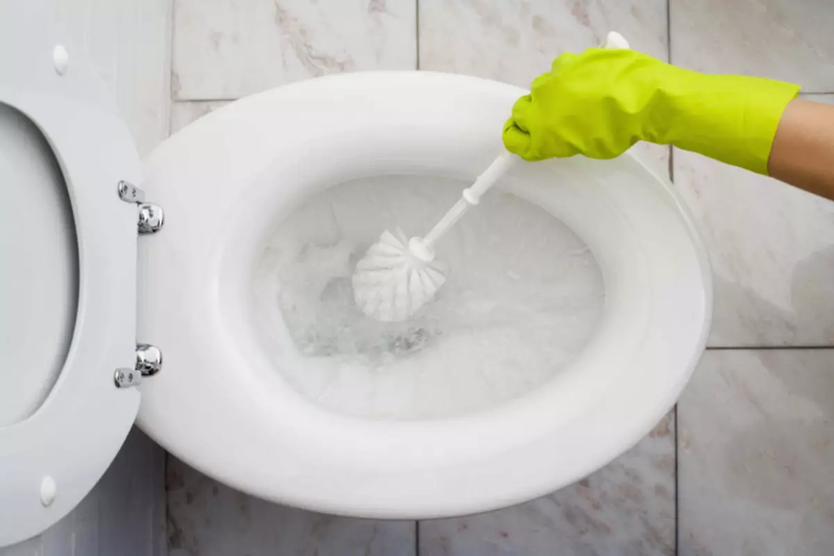 Wéi botzen de Knie Toilette aus enger Limescale