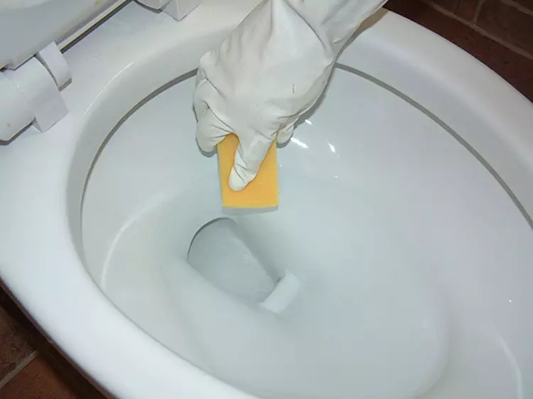 How to clean the knee toilet from a limescale
