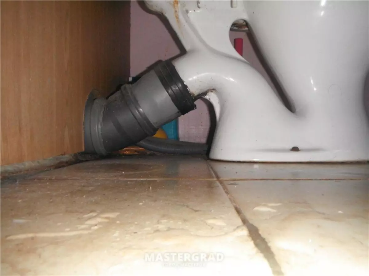 如何在木地板上的私人房子里安裝廁所碗
