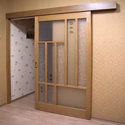 Kako postaviti vratnega prostora v garderobo