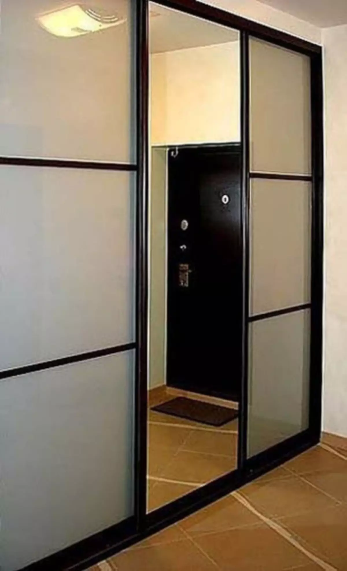 Cum să puneți compartimentul ușii în camera de dressing
