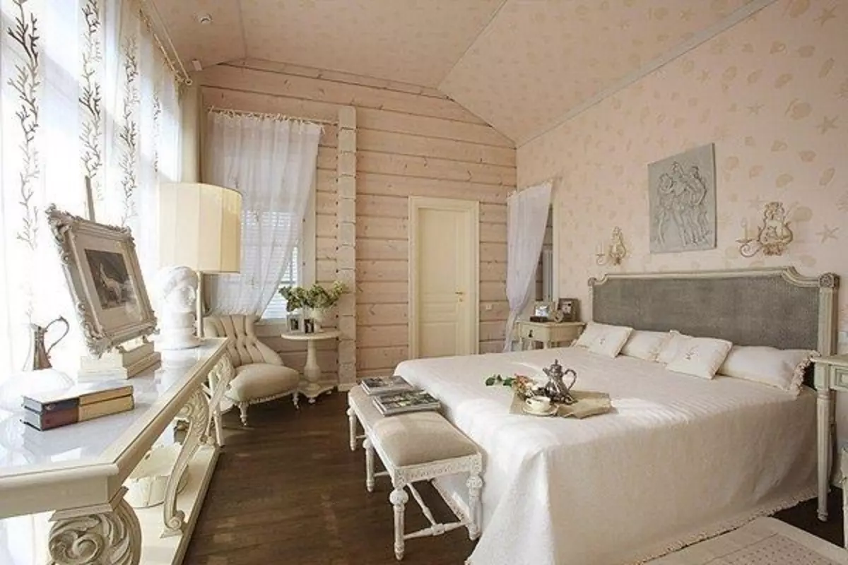 Спальня в деревянном доме в светлых тонах