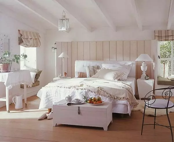 Bedroom Interior Ideas sa Wooden House (26 mga larawan)