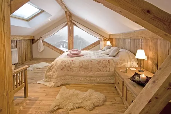 Idées intérieures à la chambre dans une maison en bois (26 photos)