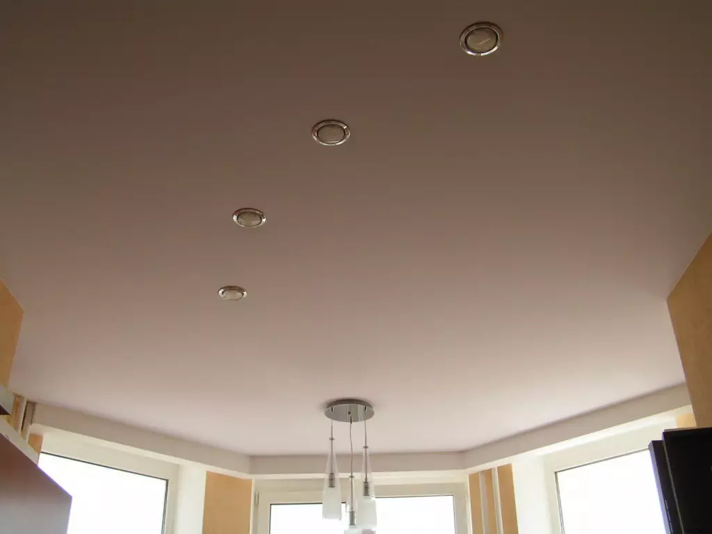 Interiér haly s stropným stropom