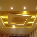 Panloob ng bulwagan na may stretty ceiling.