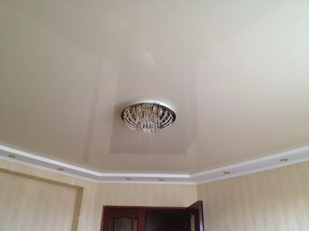Interiér haly s stropným stropom