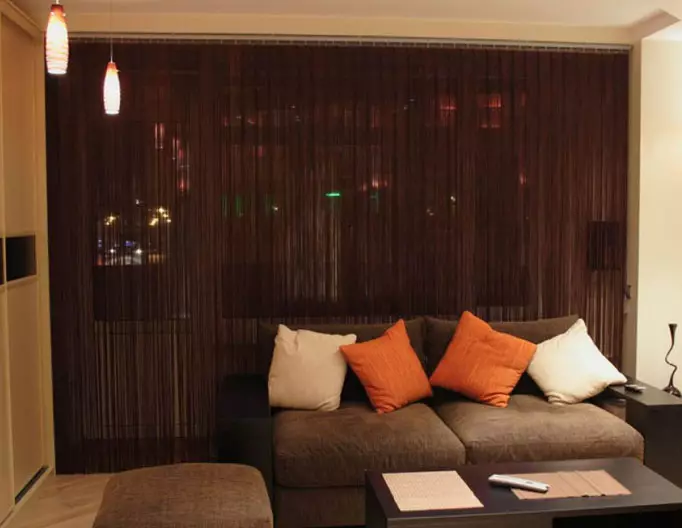 Oblikovalski nasveti: Kako razširiti sobo z enobarvno zaveso