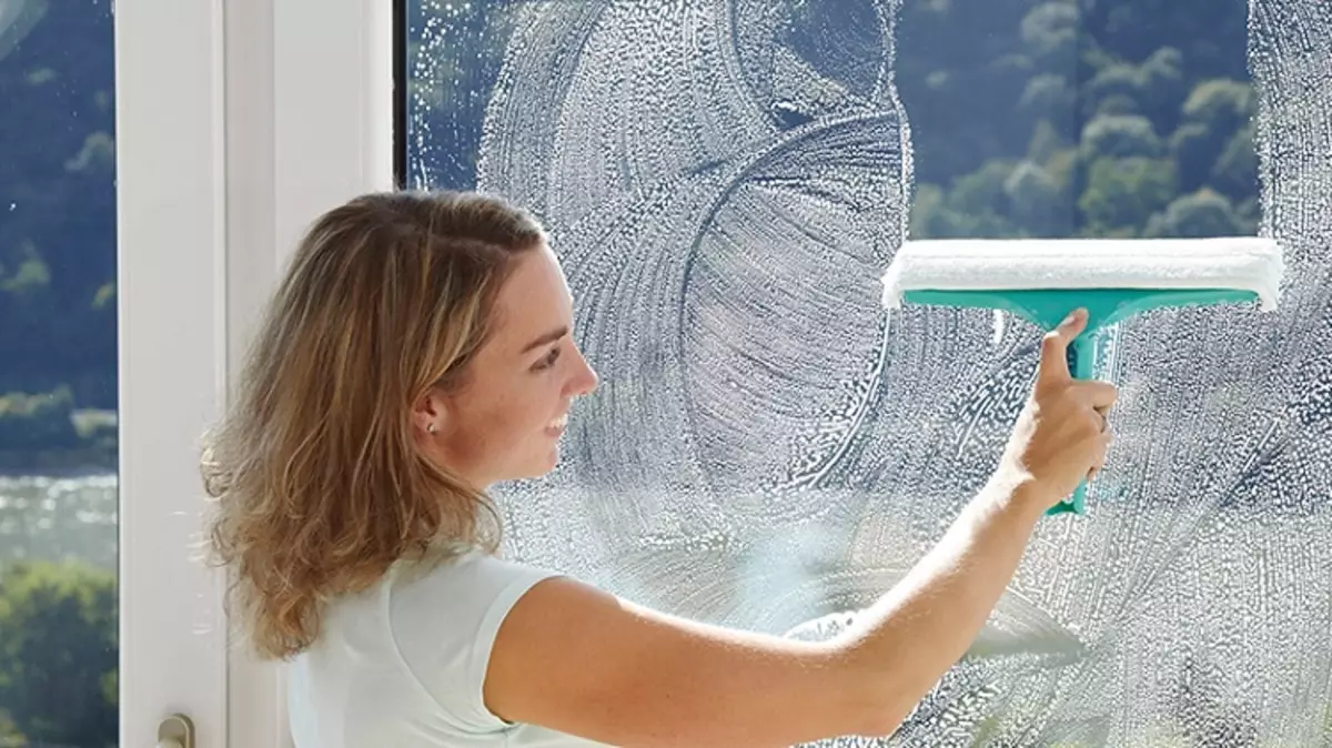 Wie man Plastikfenster und Fensterbretter zu Hause waschen