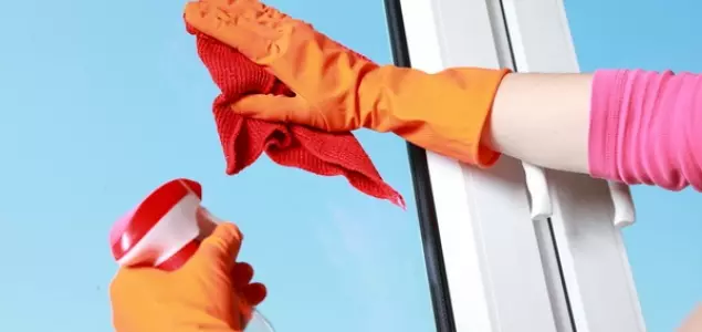 วิธีการล้างหน้าต่างพลาสติกและหน้าต่างธรณีประตูที่บ้าน