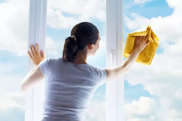 Jak umyć plastikowe okna i parapety w domu