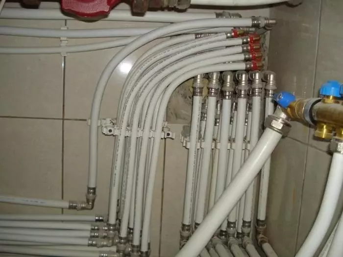 Il sistema di riscaldamento della casa dei tubi in plastica metallica