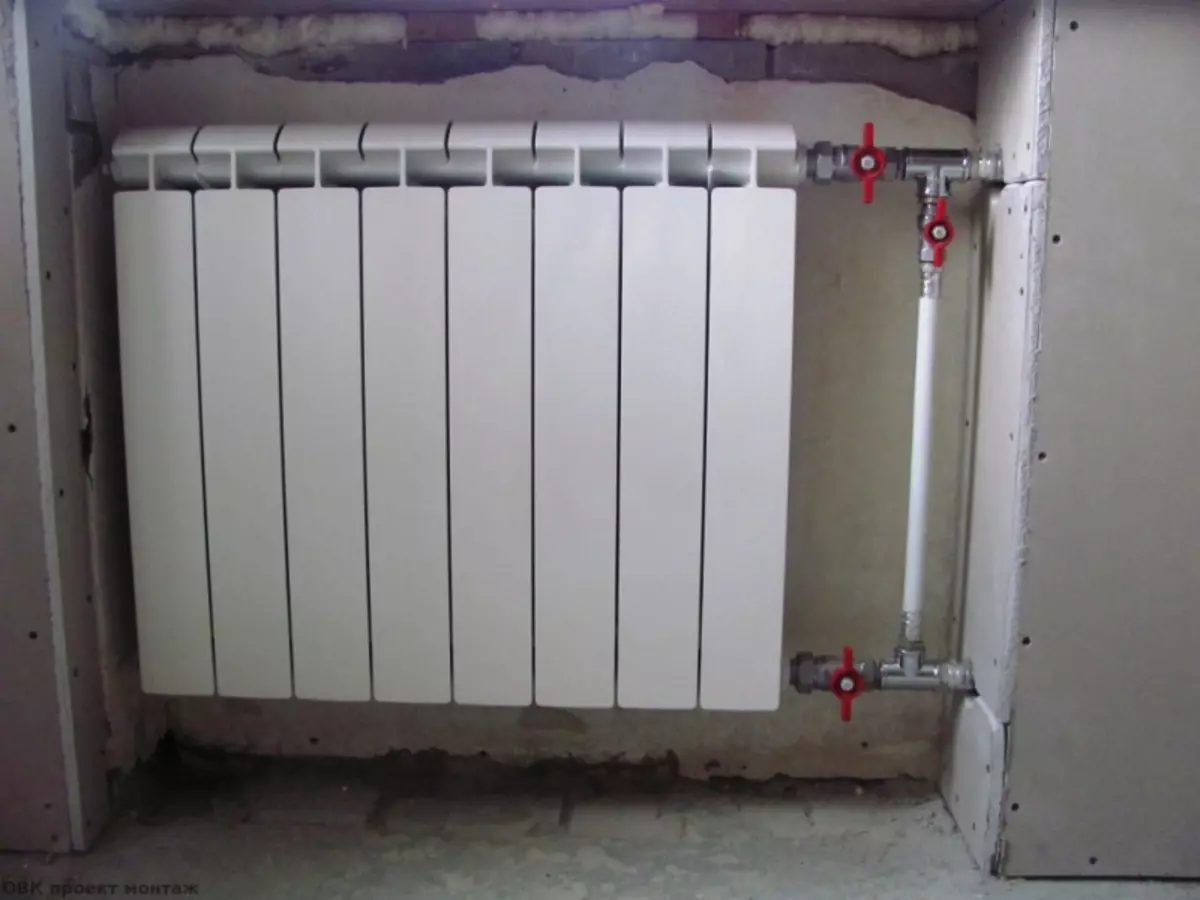 El sistema de calefacción de la casa de los tubos de plástico de metal.