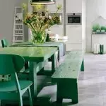 - Das Schlafzimmer erfordert Vorsicht, um diese Farbe zu verwenden. Sein Überangebot in der Wanddekoration kann eine Sehnsucht erläutern, aber wenn Sie die richtige Kombination aufnehmen, ist diese Farbe eine gute Ergänzung zu anderen Farben. - Zu gesättigte Töne sind nicht für das Design großer Bereiche der Wände geeignet; Wenn Sie möchten, wählen Sie beispielsweise Emerald Green Tapete, Teppichboden, Decke, römische Vorhänge, Wände, dann lassen Sie es sehr leichten oder grün-grau-Ton sein. - Ein Raum mit grünen Tapeten einer kleinen Größe ist dem Box ähnlich, da Grün nicht zu den Farben gehört, die den Raum visuell erweitern; Hier müssen Sie die Maßnahme beobachten; Diese Regel ist angemessen, wenn das Badezimmer aufgestellt wird, Toilette.