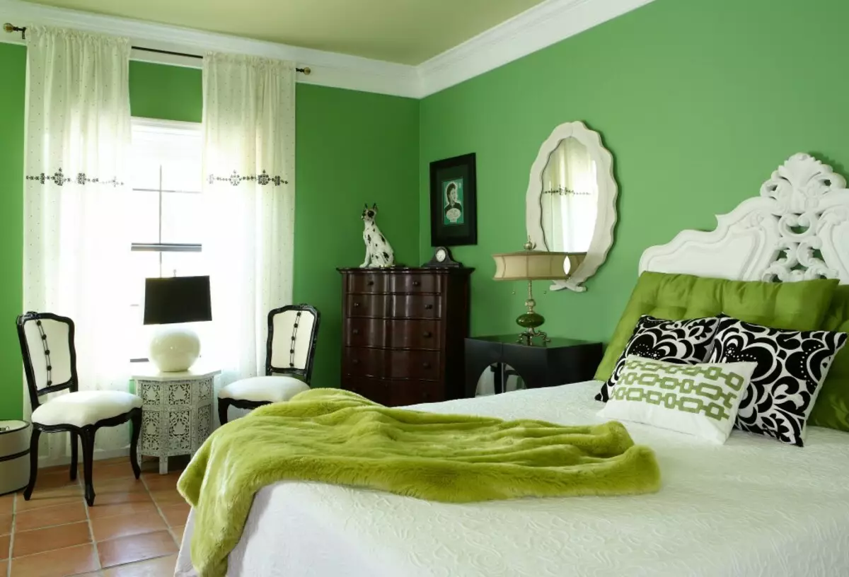 - De slaapkamer vereist voorzichtigheid om deze kleur te gebruiken; Het is overaanbod in de muurdecoratie kan leeglopen, maar als je de juiste combinatie opneemt, is deze kleur een goede aanvulling op andere tinten; - te verzadigde tonen zijn niet geschikt voor het ontwerp van grote delen van de muren; Als je wilt, kies bijvoorbeeld Emerald Green Wallpaper, tapijt, plafond, Romeinse gordijnen, muren, laat het dan heel licht of groengrijze toon zijn. - Een kamer met groen behang van een klein formaat is vergelijkbaar met de doos, omdat groen niet tot de kleuren behoort, die de ruimte visueel uitbreiden; Hier moet u de maatregel in acht nemen; Deze regel is geschikt wanneer de badkamer is opgesteld, toilet.