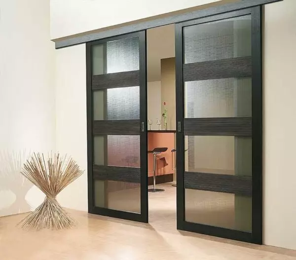 Pintu interior terbuat dari kaca