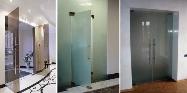 Puertas interiores hechas de vidrio.