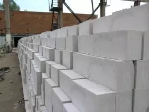 Parede de tijolo de gesso com suas próprias mãos