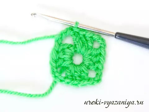 Alun-alun Crochet: Pelajaran video kanggo rajutan saka sudhut lan ing bunder kanthi foto