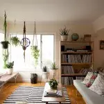 Farinetes penjant amb plantes cobertes a la sala d'estar