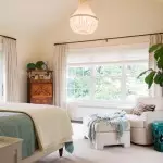 Schlafzimmerinnenraum mit Innenpflanzen
