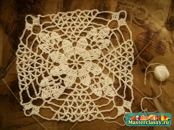 Crochet fjouwerkante servet: beskriuwing mei skema's en fideo