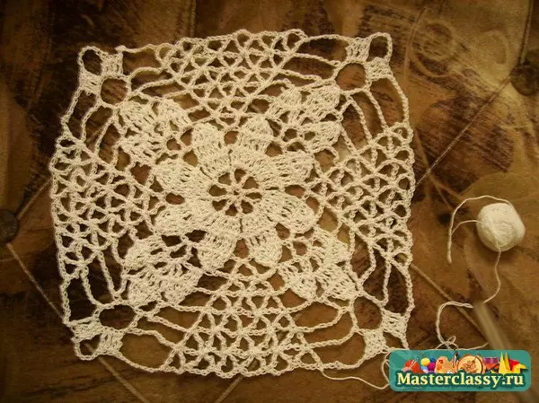 Mpempe akwụkwọ crochet Square: Nkọwa na atụmatụ na vidiyo