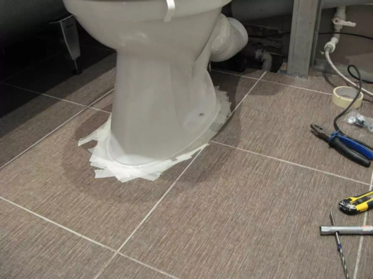 Hvordan fikse toalettskålen på flisegulvet: trinnvis
