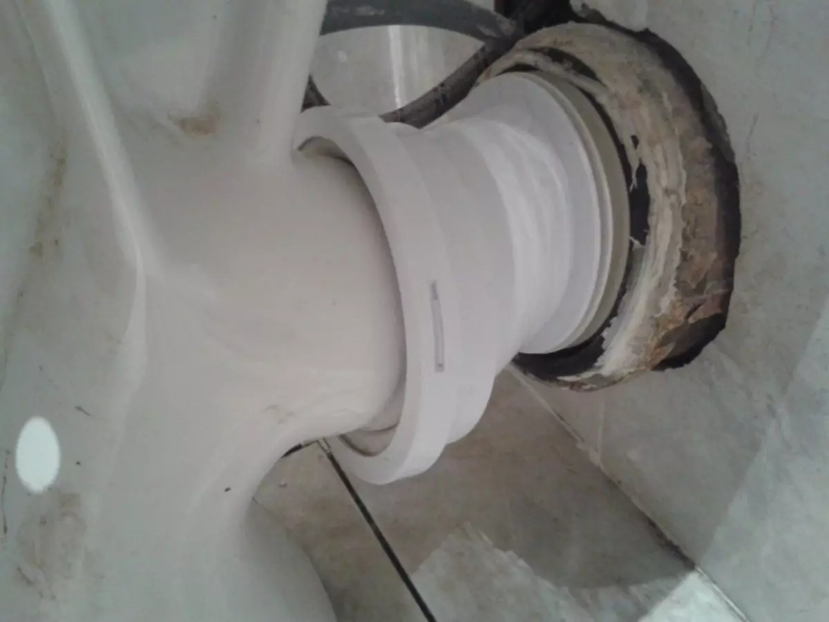 Cómo arreglar la taza del inodoro en el piso de la baldosa: paso a paso