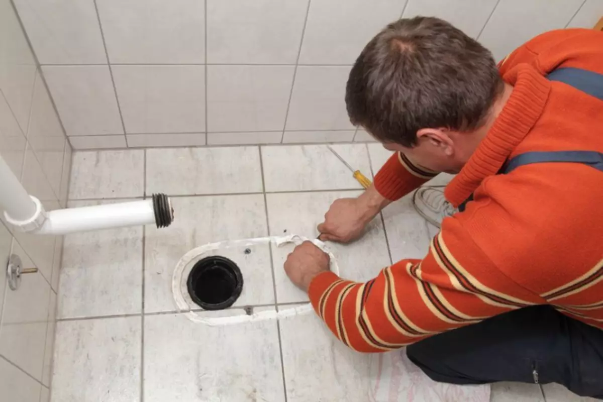 Cách sửa bát nhà vệ sinh trên sàn gạch: Từng bước