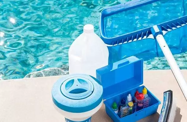 O que limpar a água na piscina em casa de vários contaminantes