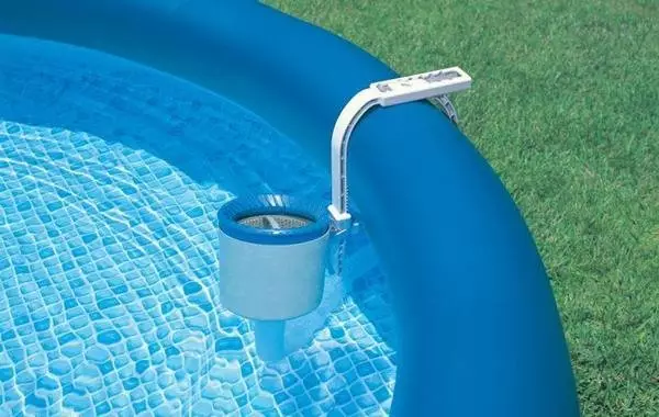 Co čistit vodu v domácím bazénu z různých kontaminantů