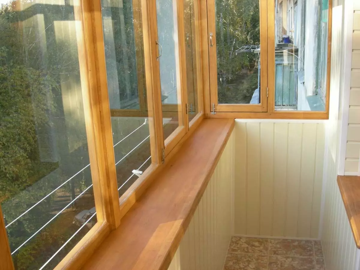 Vitrage de balcon avec cadres en bois: comment l'arbre est meilleur que le plastique