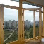 Balkoni kaca dengan bingkai kayu: bagaimana pokok itu lebih baik daripada plastik