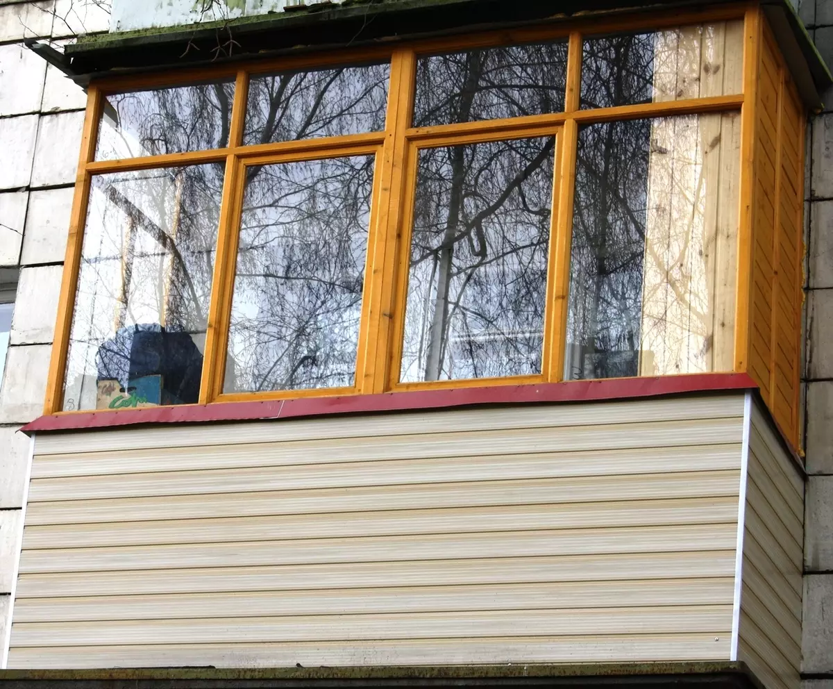 Balcón acristalamento con marcos de madeira: como a árbore é mellor que o plástico