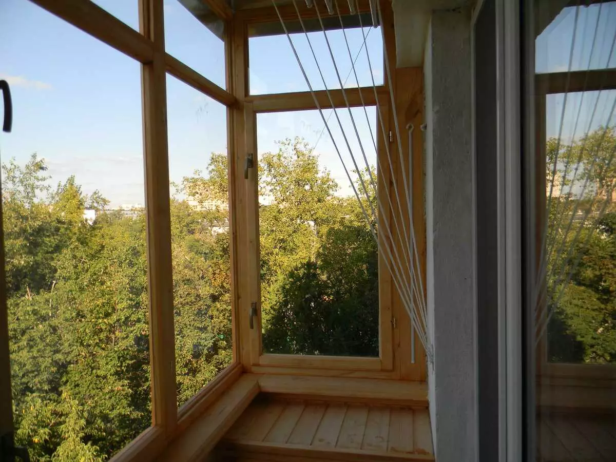 Bilam balkon karo bingkai kayu: Kepiye wit kasebut luwih apik tinimbang plastik