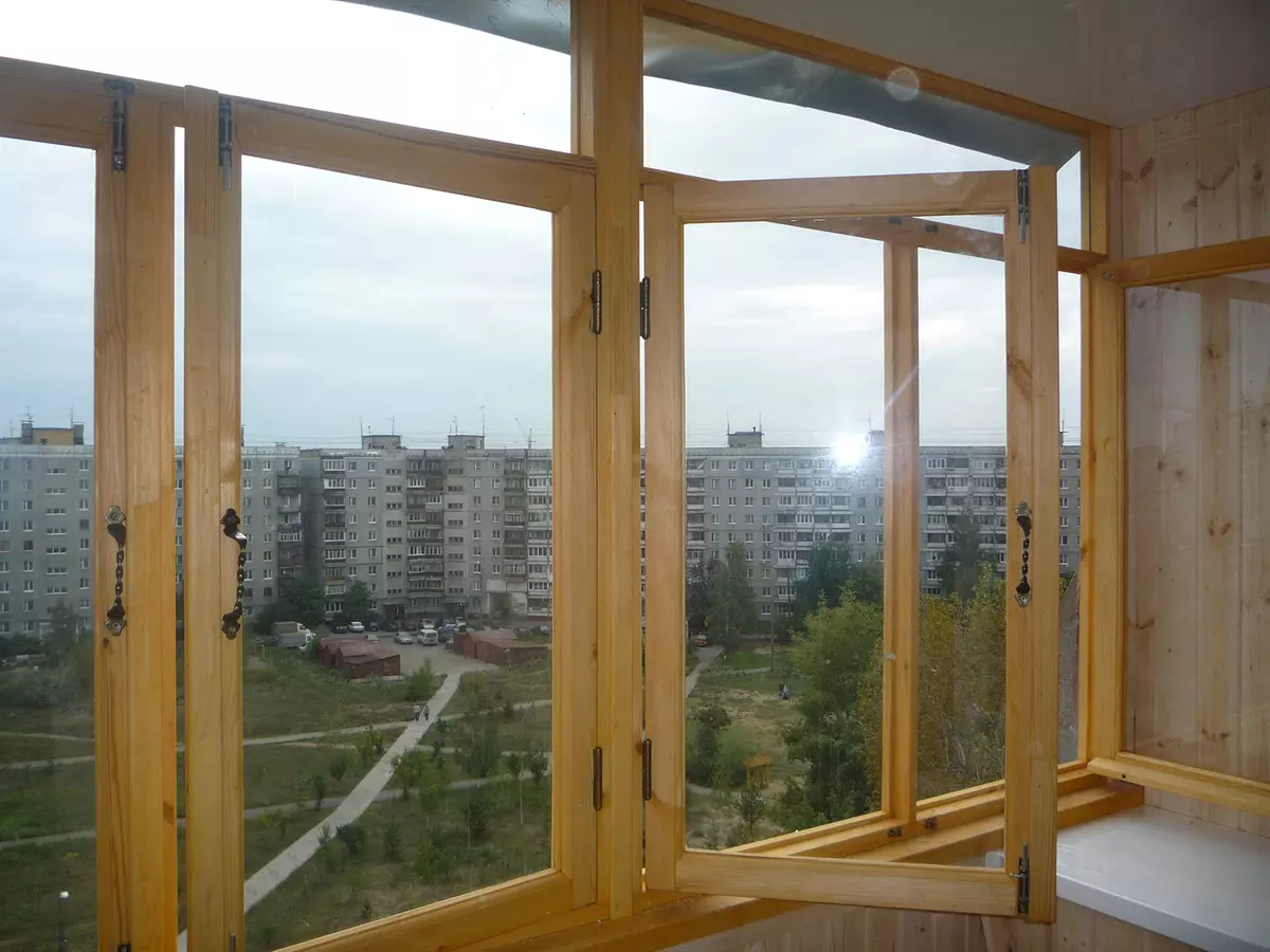 Балкон застаклување со дрвени рамки: како дрвото е подобро од пластика