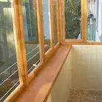 Балкон застаклување со дрвени рамки: како дрвото е подобро од пластика