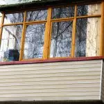 Balkon ostakljenje s drvenim okvirima: kako je drvo bolje od plastike