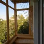 Balkons stiklojums ar koka rāmjiem: kā koks ir labāks par plastmasu