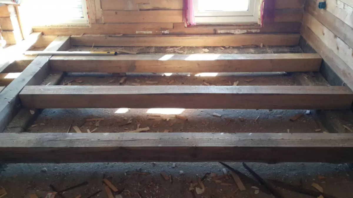Ventilasi di lantai di rumah kayu pribadi