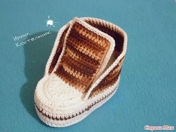 ເກີບ sneakers ຂອງ crochet: ຊັ້ນຕົ້ນສະບັບຂອງເດັກນ້ອຍແລະຕົວແບບຜູ້ໃຫຍ່ກັບວີດີໂອ