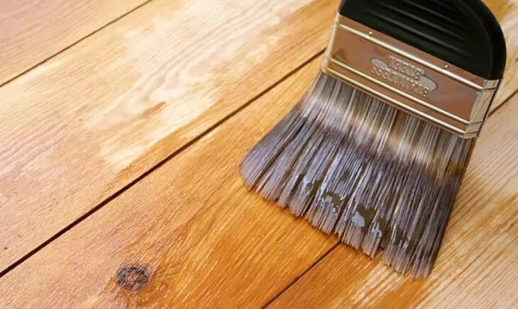 Kako pokriti lacquer lesena vrata, da bi vrnil svoj nekdanji videz