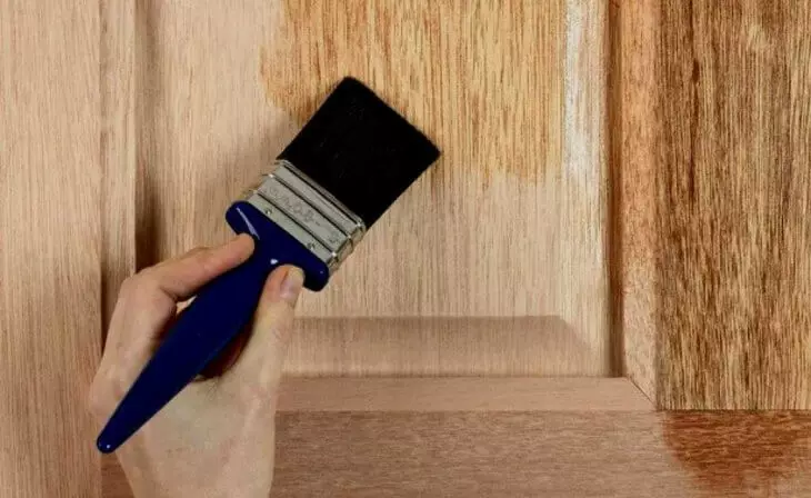 Si të mbuloni derën prej druri të llakut në mënyrë që të ktheheni pamjen e saj të mëparshme