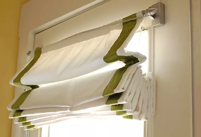 Minimalism curtains: natatanging mga tampok at benepisyo