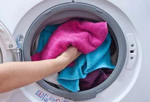10 moduri de a usca rapid hainele după spălare