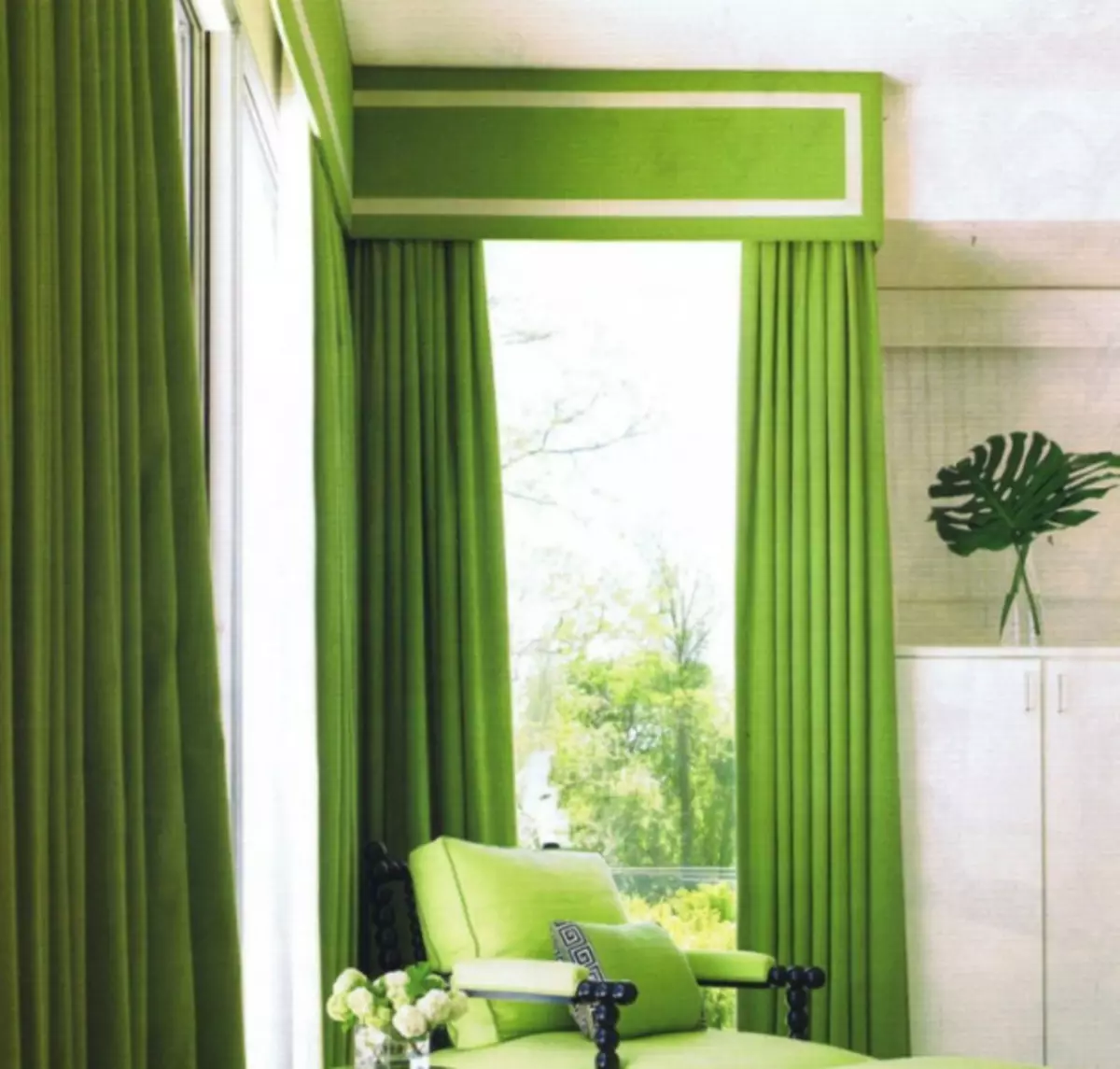 Escolla cortinas nunha habitación con fondo verde