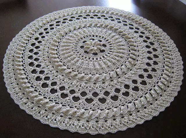Crochet kilimas ant grindų: ovalo gaminio kūrimo schemos