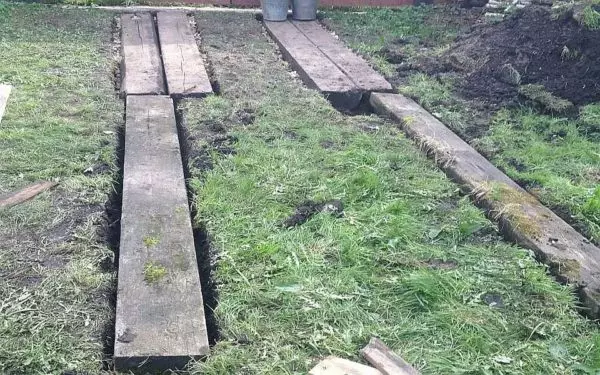 Spielplatz unter dem Auto im Land - wir machen den Parkplatz mit deinen eigenen Händen